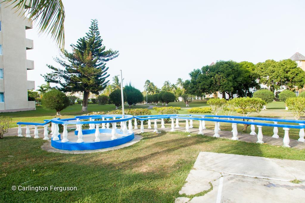 Turtle Towers Aparthotel Ocho Rios Exterior photo