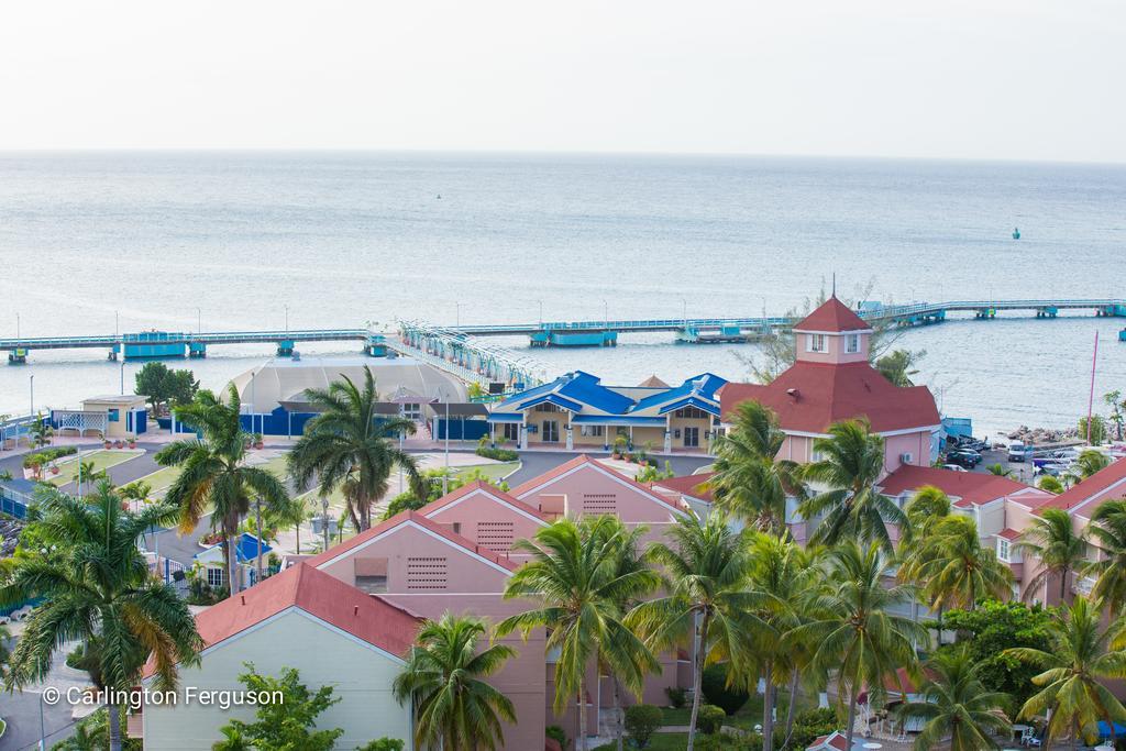 Turtle Towers Aparthotel Ocho Rios Exterior photo